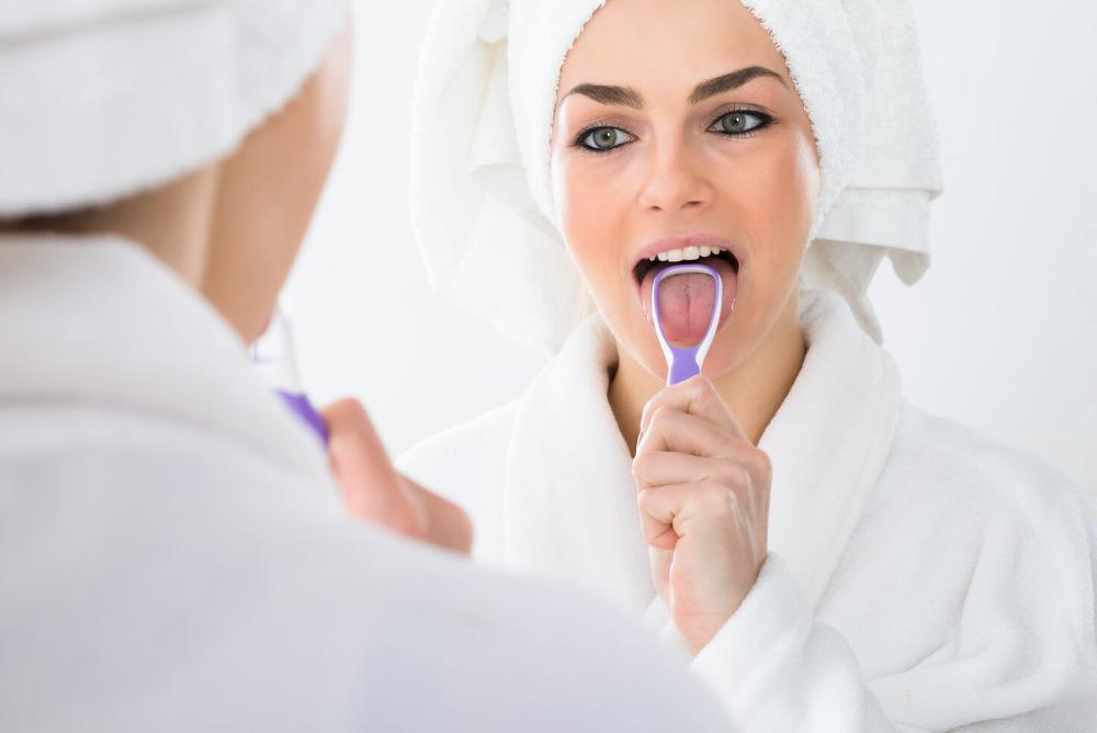 woman brushing her tongue